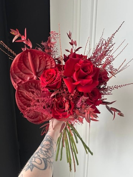 Свадебный букет из одноголвых роз, антуриума и сухоцветов