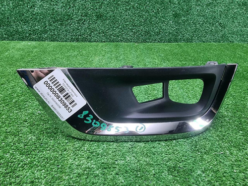 Накладка ПТФ левая Toyota Land Cruiser 300 (21-нв)