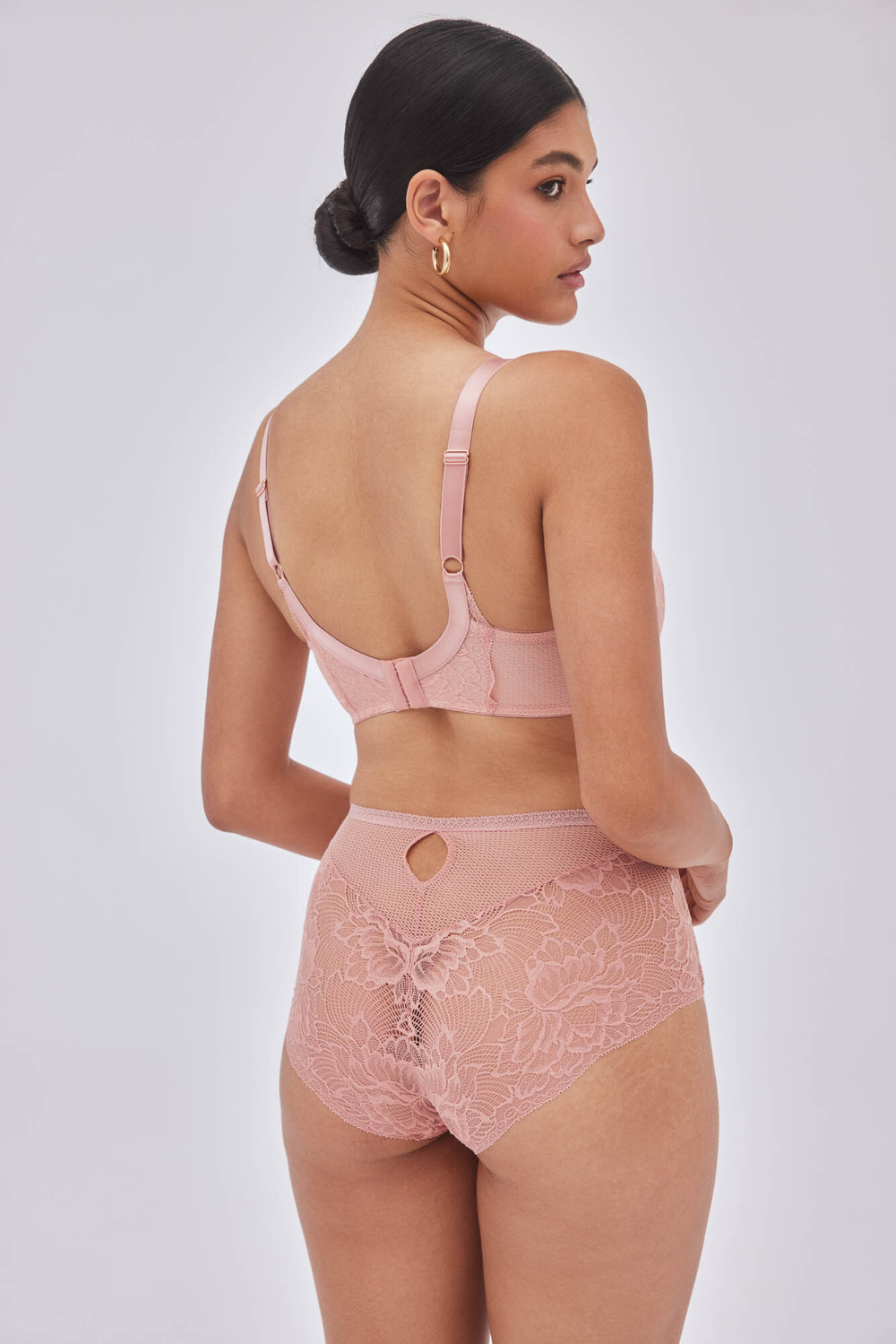 Бюстгальтер Nude Rose с чашками на тонком поролоне (Размер: 75F) (Цвет: пудровый)