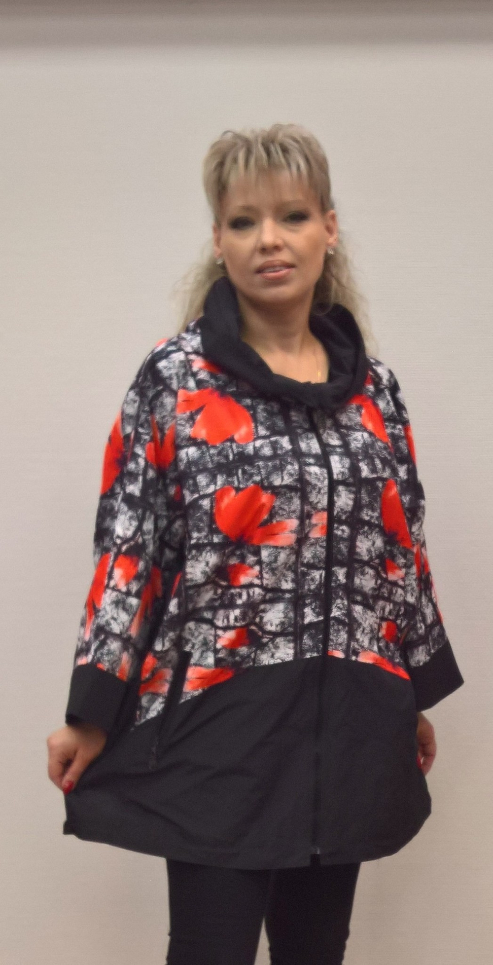 Черная куртка с принтом в виде красных маков