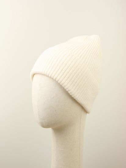 Шапка вязаная "Прогулка с корги", 100% шерсть ягнёнка, цвет белый.