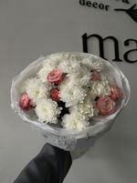 Авторский букет из хризантемы и кустовой розы