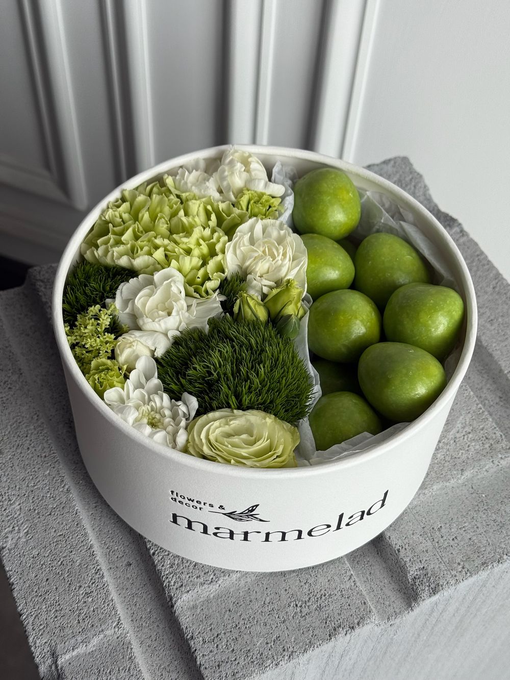 Цветочная композиция в коробке+ клубника в белом шоколаде со вкусом лайма