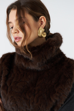 Манишка из эко-меха