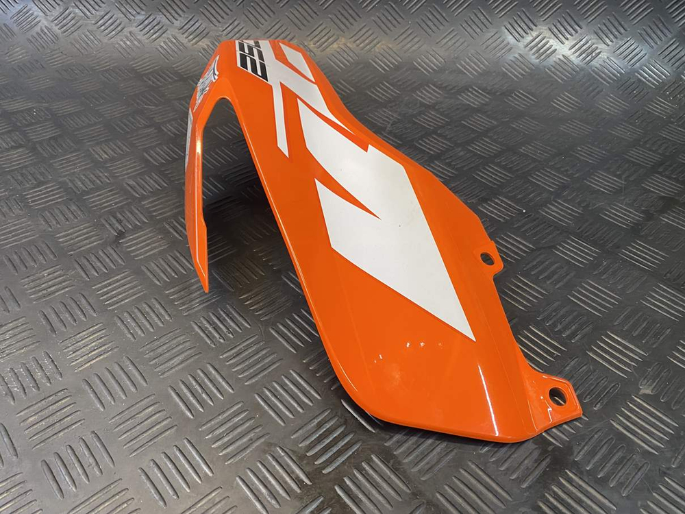 Пластик боковой правый KTM 250 Duke 2020