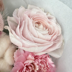 «Pink souffle» букет с ранункулюсами, диантусами и хлопком