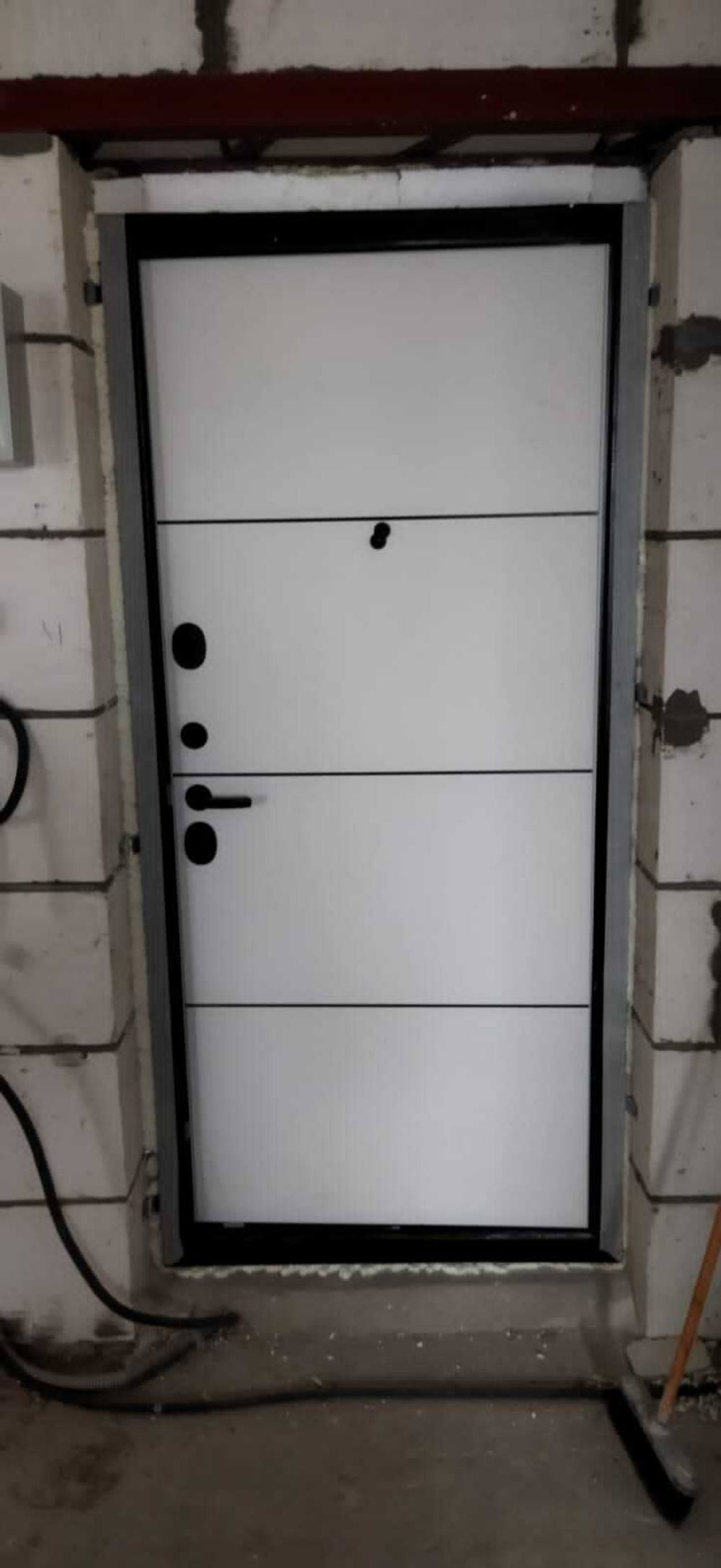 Дверь входная Лабиринт LOFT 25 Белый софт (черная вставка) металлическая