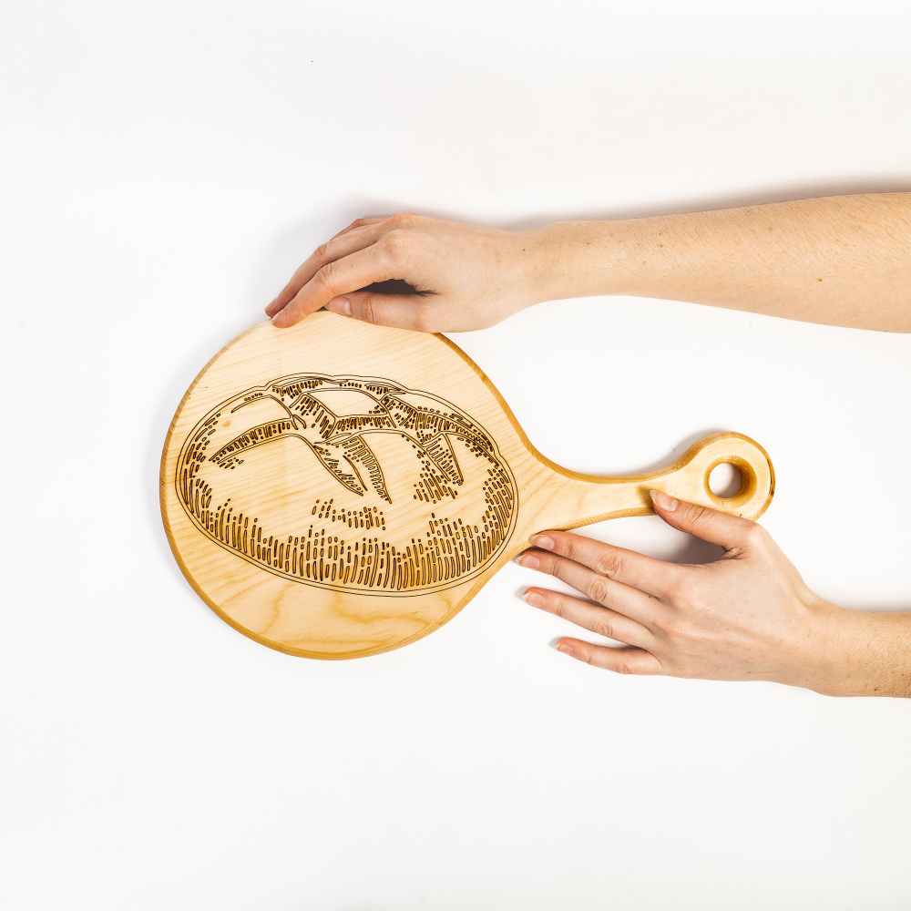 Деревянная разделочная доска из древесины сибирского кедра для хлеба с гравировкой RD46