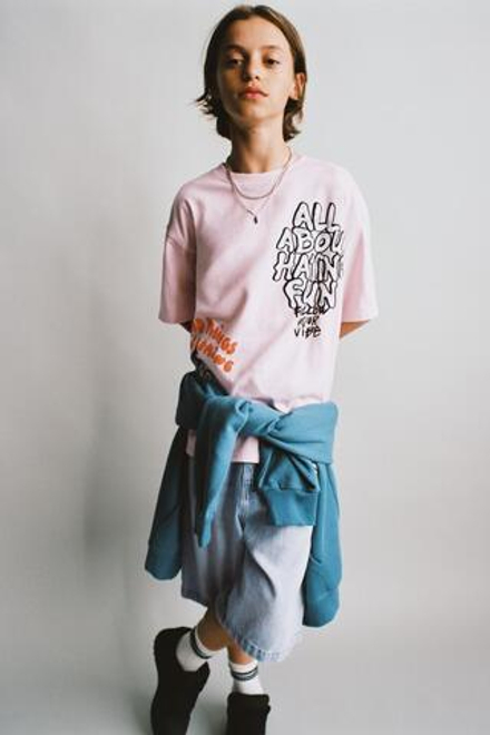 ZARA ФУТБОЛКА С ГРАФФИТИ-ПРИНТОМ, РОЗОВЫЙ
