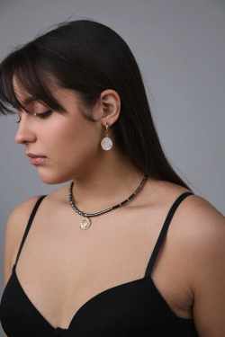 Колье из гематита и "бензинового" жемчуга с кулоном из перламутра и цирконов с солнцем, золото