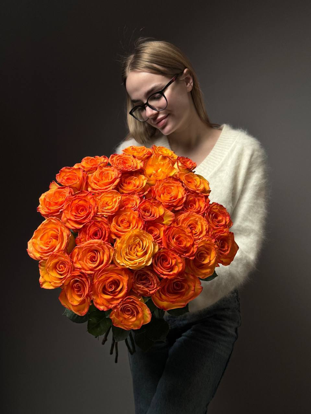 35 оранжевых роз