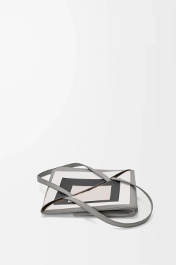 Loewe Средняя складная сумка-тоут Puzzle Fold из телячьей кожи наппа, серый