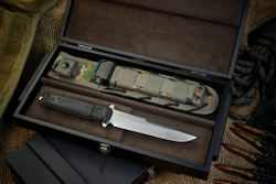 Подарочный набор: Trident AUS-8 StoneWash G10 Black и шкатулка 80 лет Великой Победы