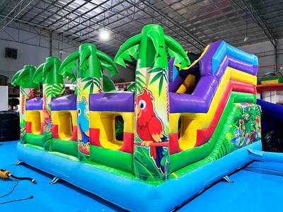 Коммерческий надувной батут "Приключения попугаев", 5x5x3 м.