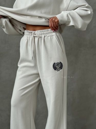 Светло-серый спортивный костюм с вышивкой-лого
