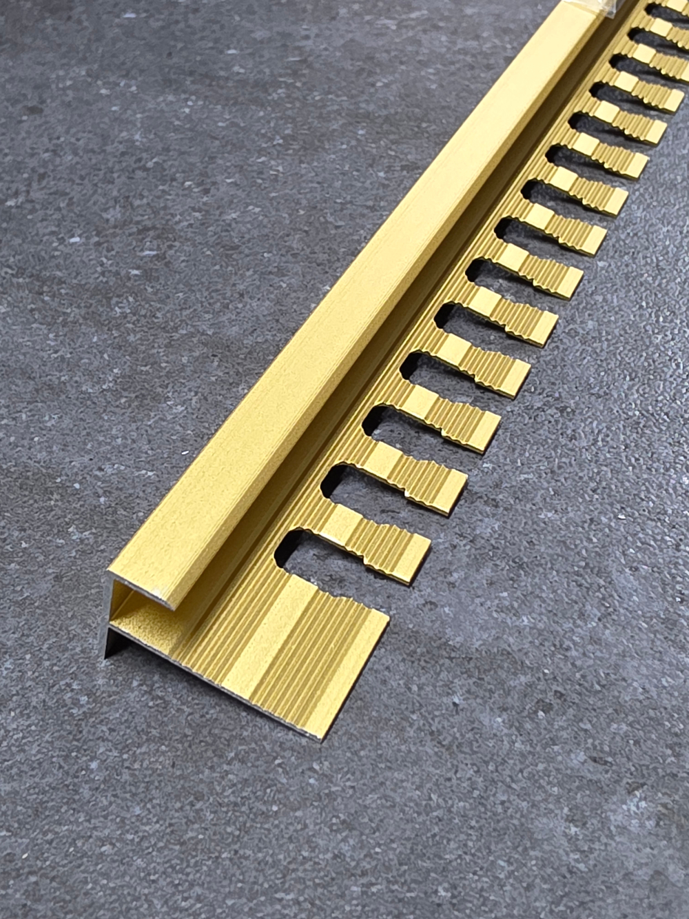 АЛТПг 8мм "DO-1" 2,7м Золото мат. окантов. гиб. анод. алюм.