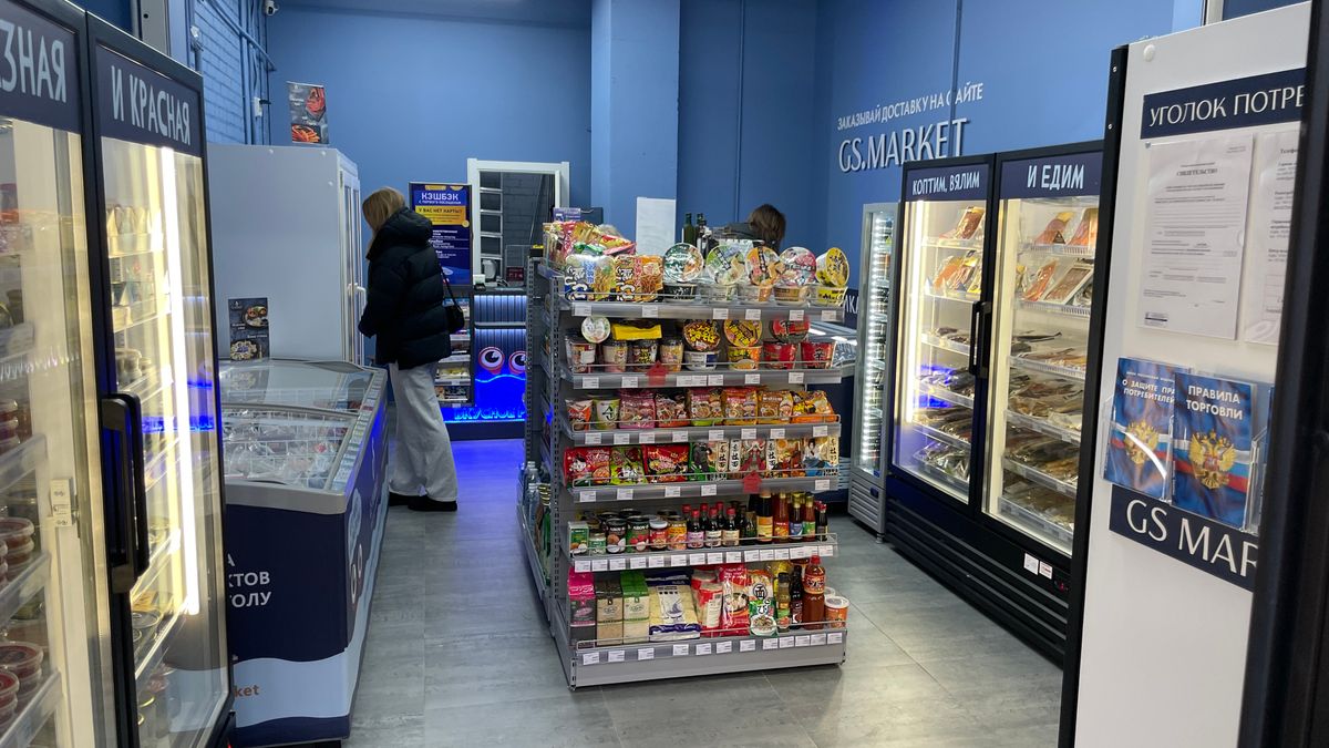 Фото маркет спб. Мини супермаркет. Бес культурный питер маркет. Продуктовый магазин санкт-петербург. Граффити маркет спб.
