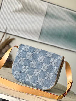 Louis Vuitton Montsouris Messenger MM