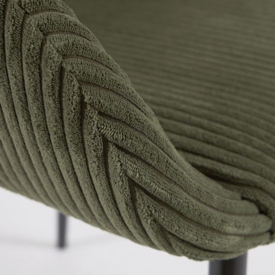 Стул Konna из толстого вельвета темно-зеленого цвета со стальными ножками с черной отделкой