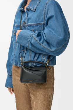 Loewe Мини-сумка Puzzle Edge из мягкой зернистой телячьей кожи, черный