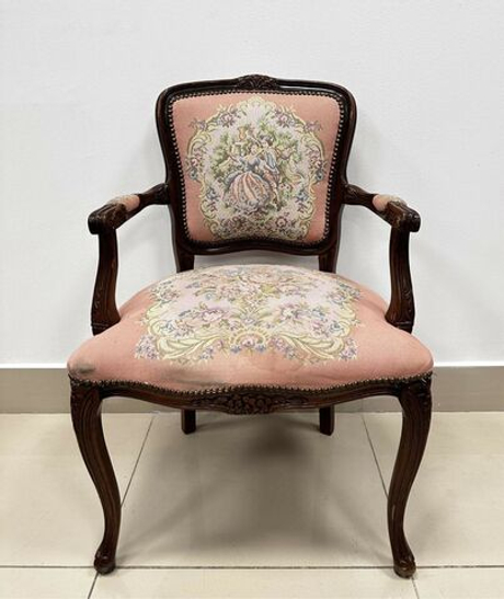 Старинное кресло с гобеленовой обивкой