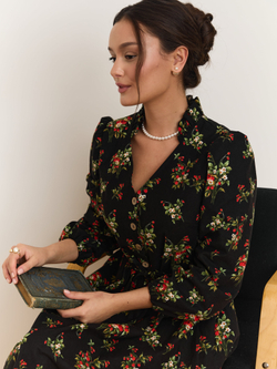 Платье с воротником стойкой