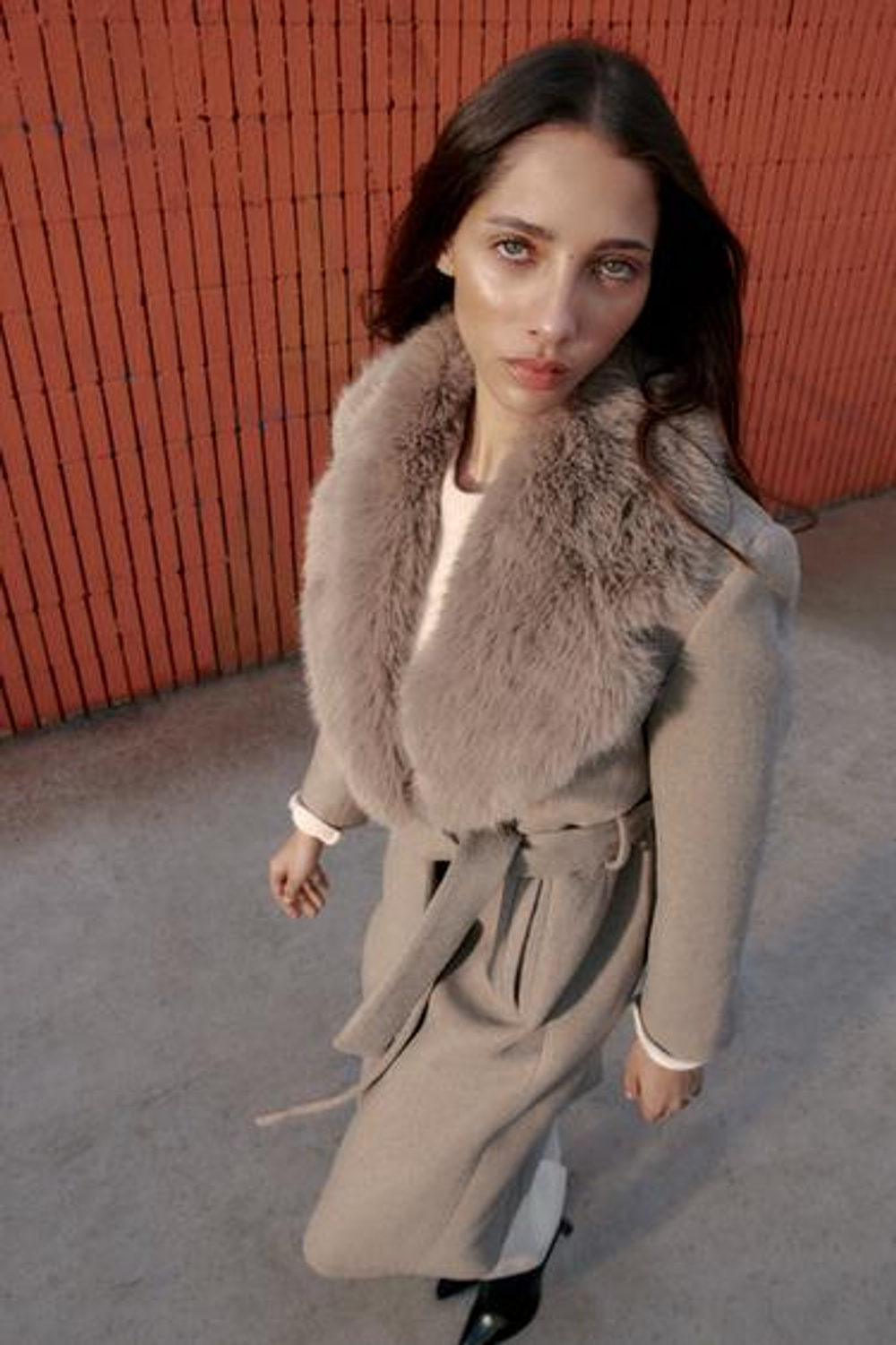 Шерстяной пальто с искусственным меховым воротником - ZARA