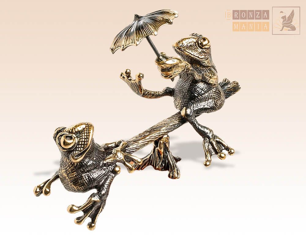 фигурка Лягушки с зонтиком на качелях