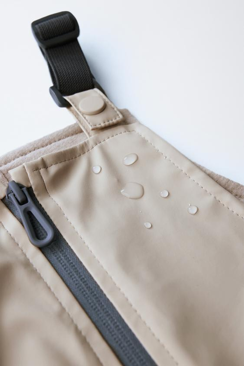 ZARA ПРОРЕЗИНЕННЫЙ КОМБИНЕЗОН WATER-REPELLENT, ЭКРЮ