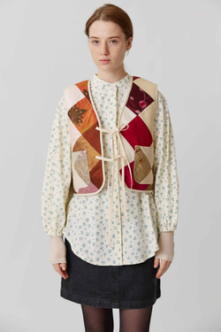 Жилет на двух завязках из шелка с мехом