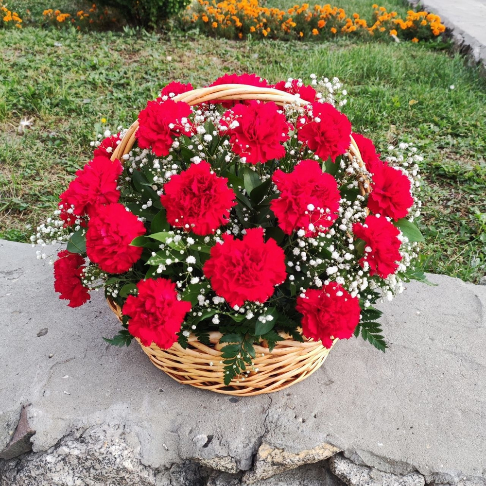Корзина с красными гвоздиками