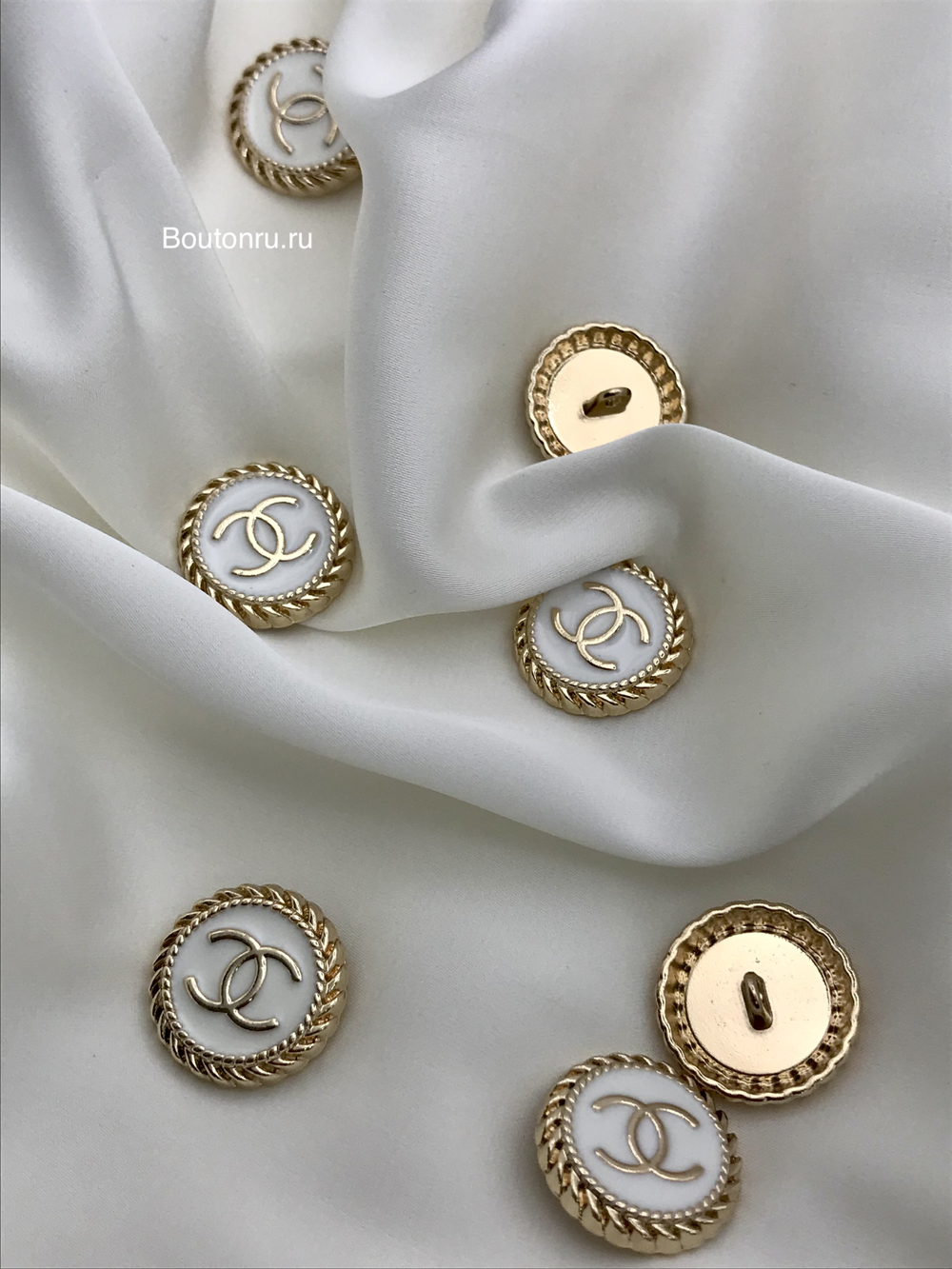 Пуговицы Шан. золотые с белой эмалью (плоские)