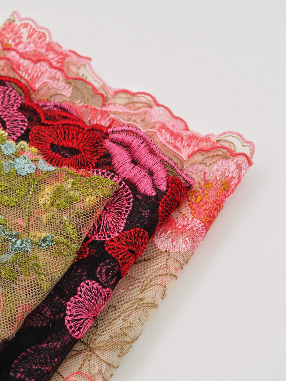 Набор отрезов вышивок на сетке и шантильи