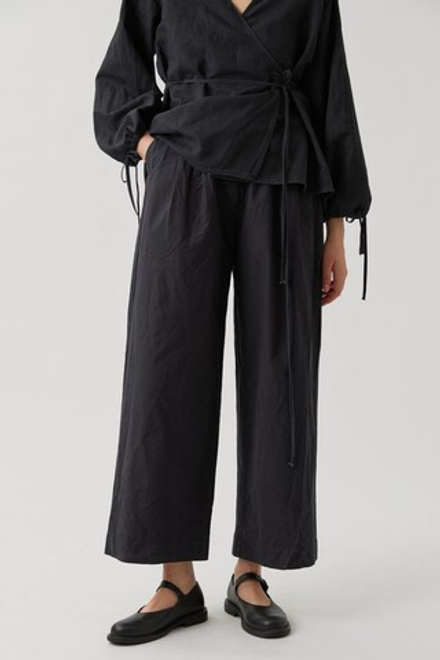 Брюки со складками из черного вареного хлопка