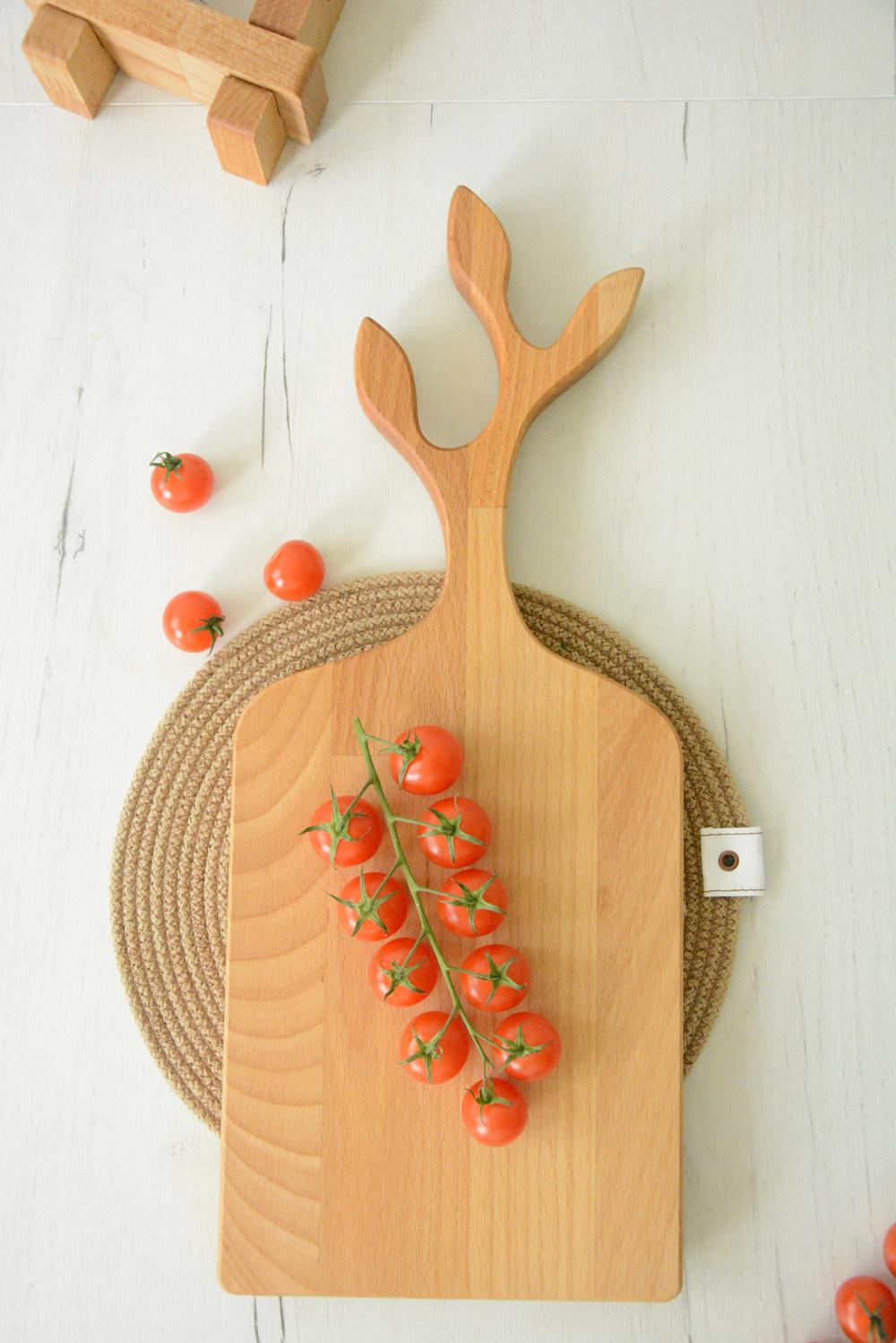 Доска разделочная с ручкой-веточкой большая.