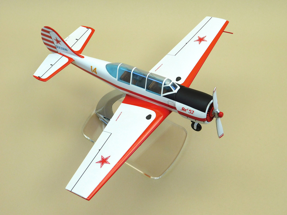 Модель самолета Як-52 (М1:30, ДОСААФ СССР,с выпущенными шасси)