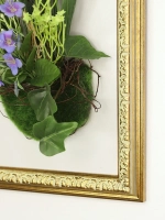 Искусственные цветы в багетной раме для декора