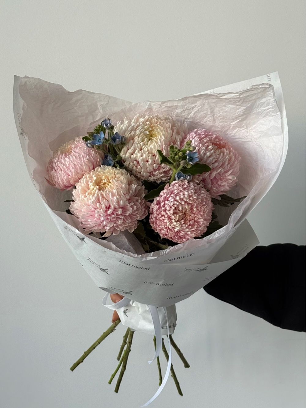 Букет из оксипеталума и хризантемы в светло розовом оттенке