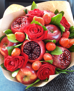 Букет из гранатов, красных роз, яблок и клубники