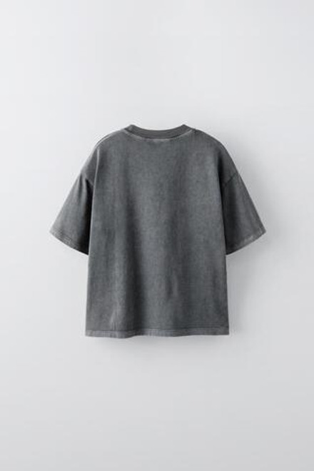 ZARA ФУТБОЛКА С ЭФФЕКТОМ ПОТЕРТОСТИ И ЦВЕТОЧНЫМИ ДЕТАЛЯМИ, АНТРАЦИТОВО-СЕРЫЙ