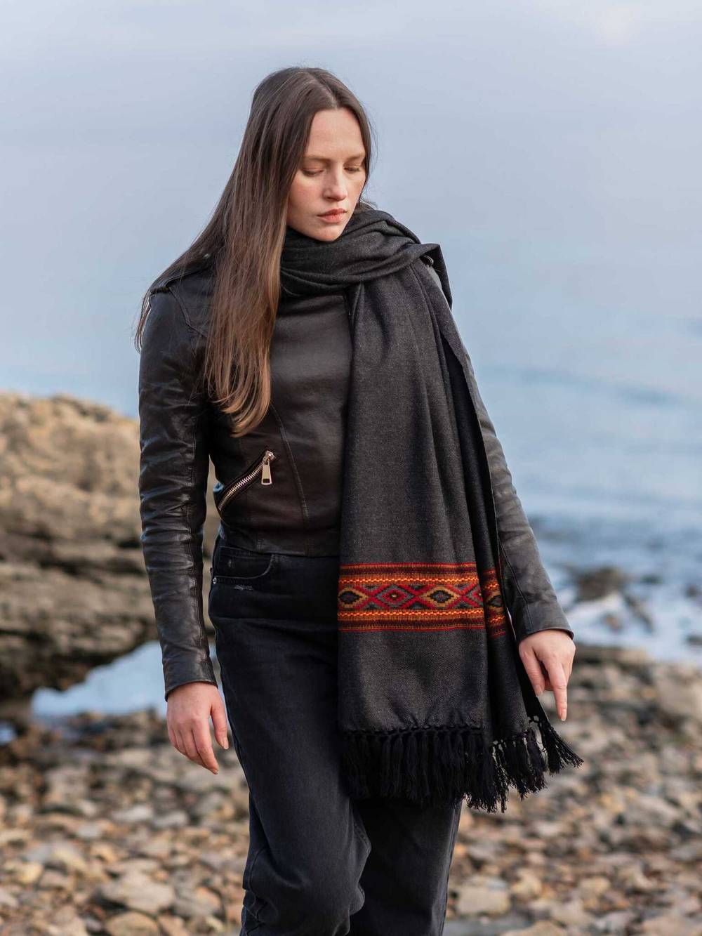 Шерстяной палантин с вышивкой (графит)