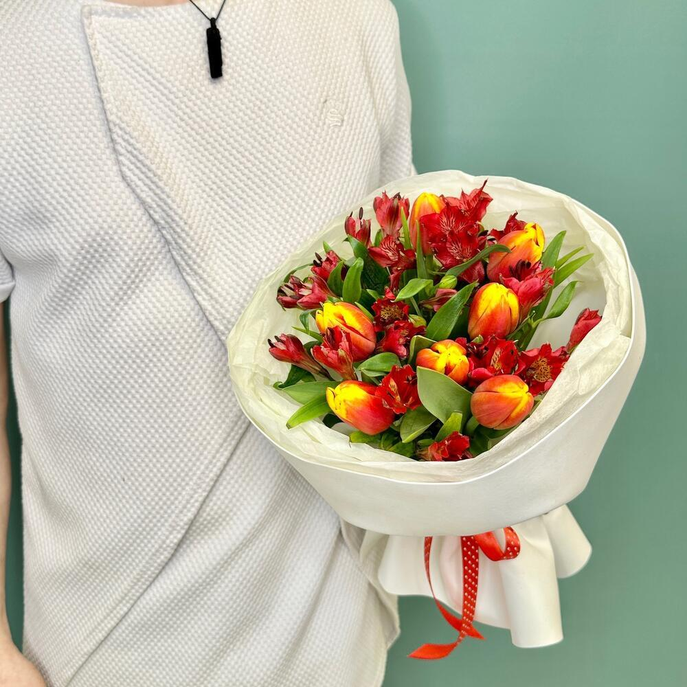 «Буйабес» букет из тюльпанов и альстромерий