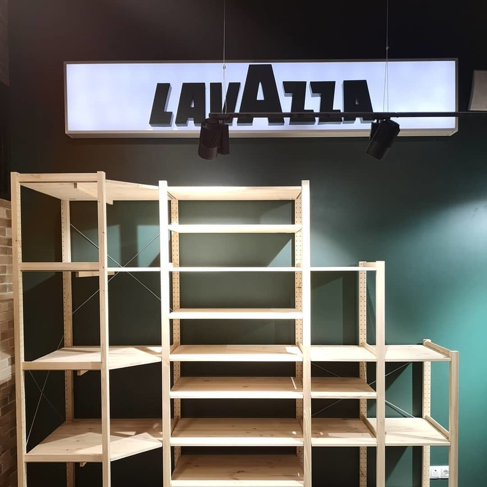 Вывеска для кофейни Lavazza объёмный световой короб и объёмные не световые буквы