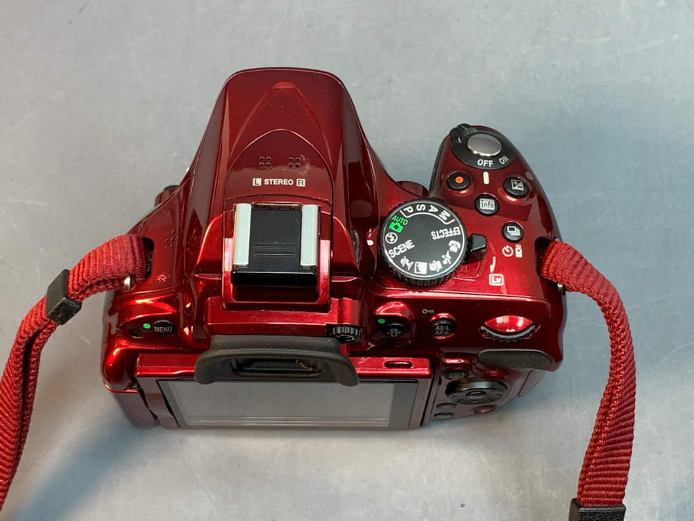 Nikon D5200 Kit 18-55mm f/3.5-5.6G VR 5.200 кадров