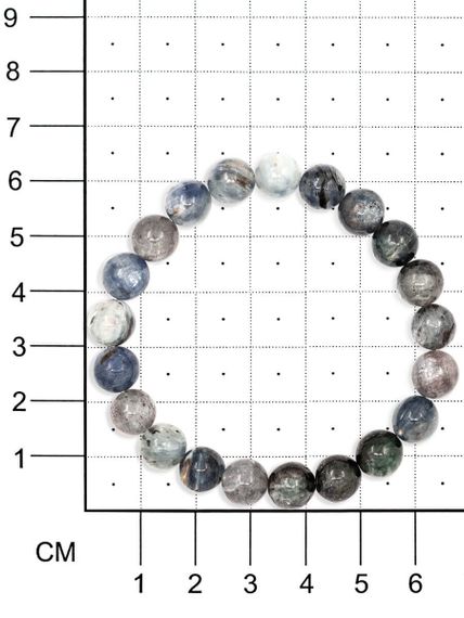 Фото браслета из кианита разноцветного на белом фоне на размерной сетке