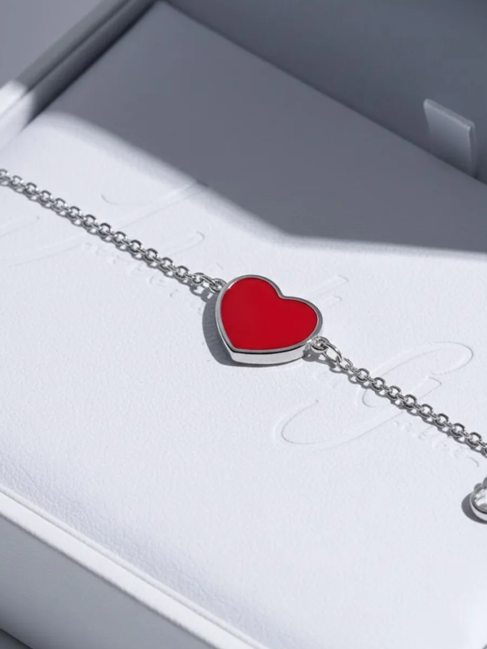 Браслет с подвеской сердце с эмалью