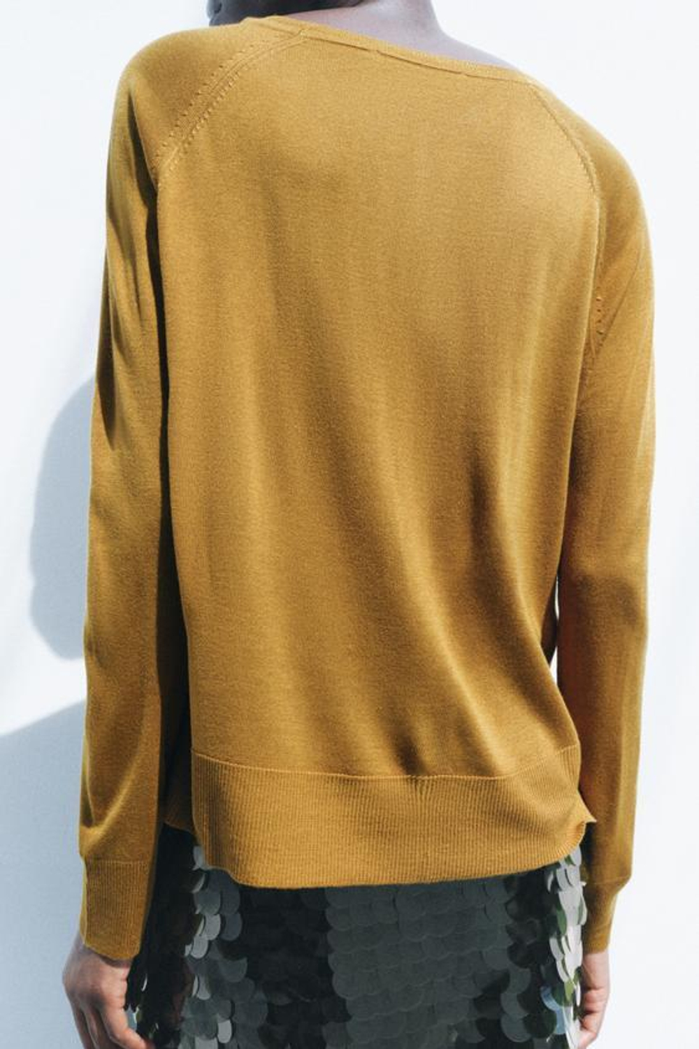 ZARA БАЗОВЫЙ ДЖЕМПЕР ИЗ ТОНКОГО ТРИКОТАЖА, ЦВЕТ ОЛИВКОВОГО МАСЛА