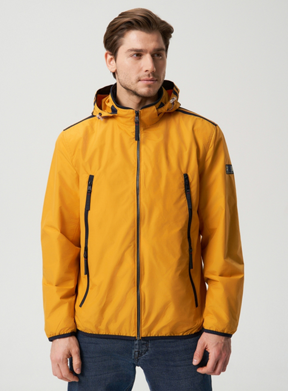 Мужская спортивная ветровка с капюшоном на резинке жёлтого цвета.