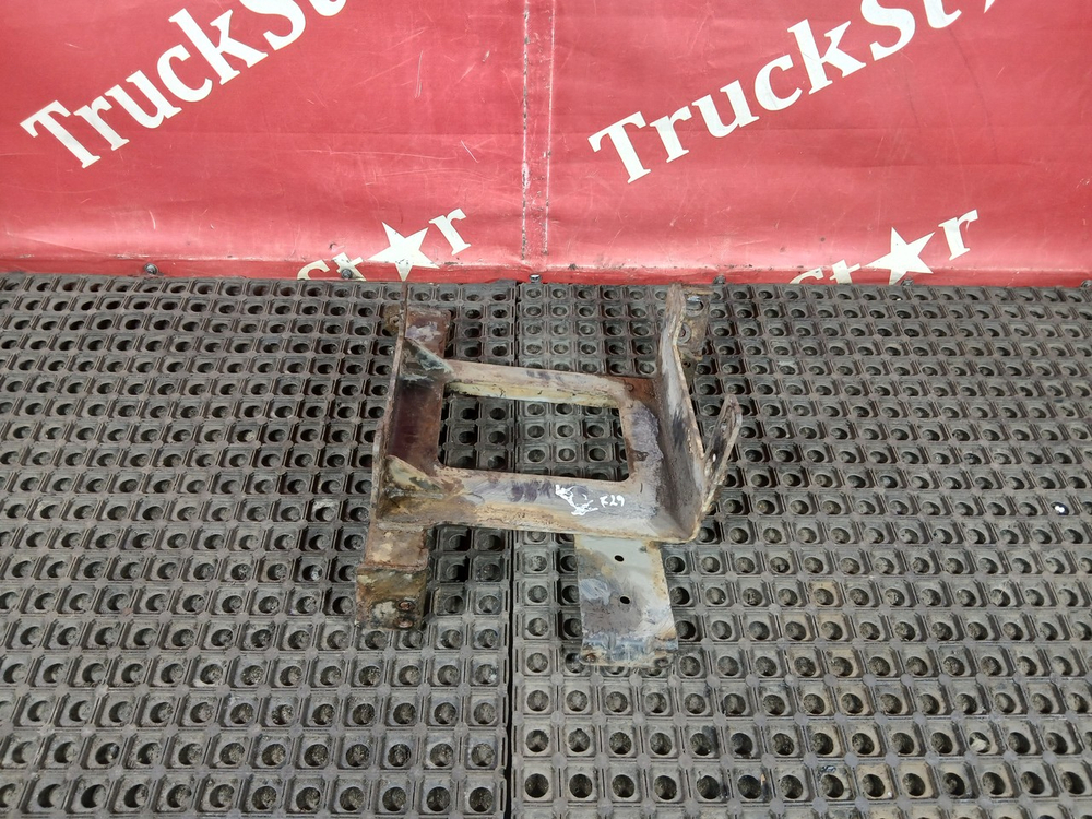 Кронштейн корпуса подножек правый 2018г