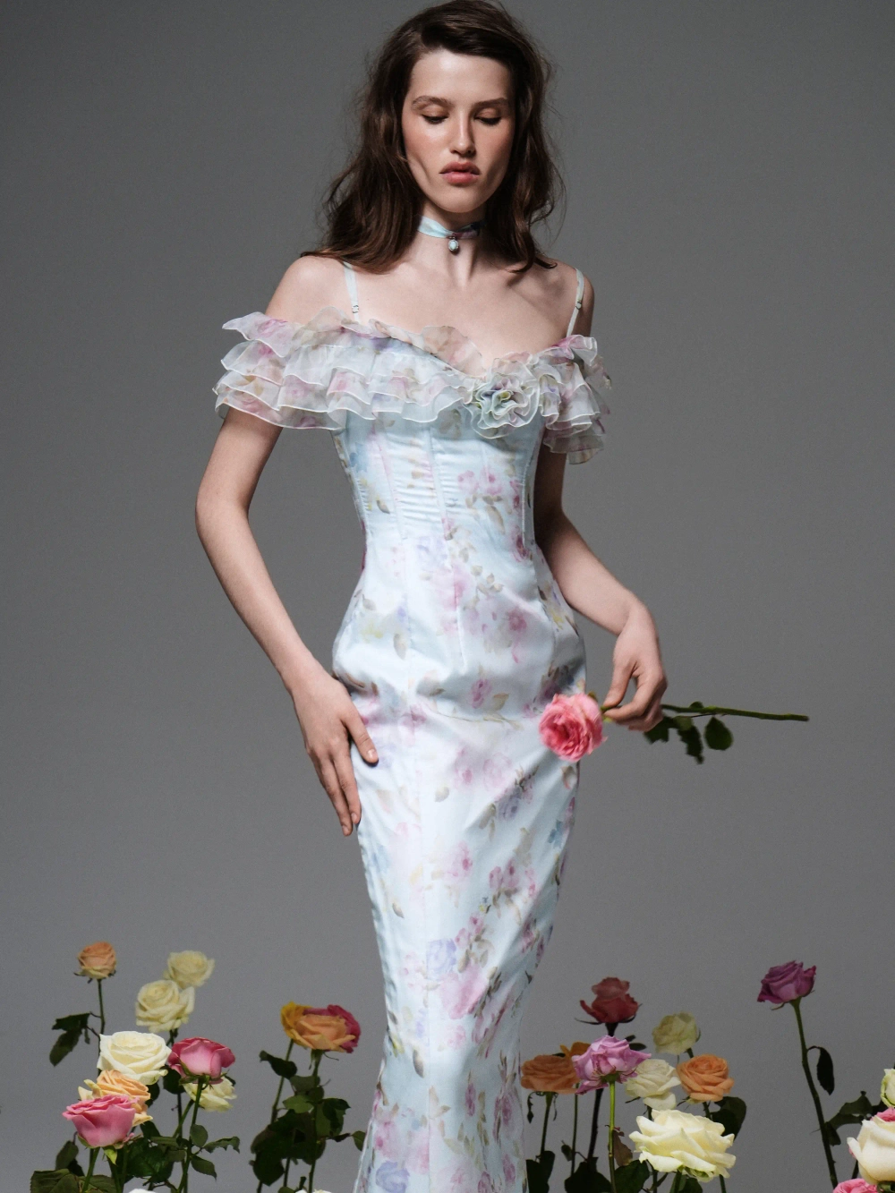 Мэй миди (May midi), платье миди из голубой органзы с цветочным принтом, с рюшами и розой